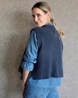 Chaleco de punto marrón con cuello redondo y sisas amplias.