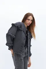 Campera de jean gris oscuro con volados en el frente y las mangas, cierre con botones metálicos.
