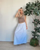 Falda larga blanca de corte amplio con cintura elastizada.