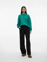 Sudadera verde esmeralda de corte amplio y mangas largas.