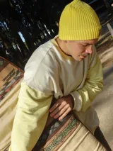 Gorro de lana celeste tejido en punto con dobladillo y parche de cuero con logo en el frente.