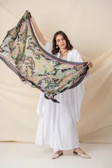 Pañuelo cuadrado de seda estampada con motivos de arabescos en múltiples colores.