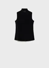 Camiseta sin mangas de terciopelo marrón chocolate con cuello perkins y corte recto.