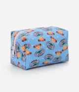 Neceser pequeño de formato horizontal, color celeste, con estampado repetido del personaje Stitch de Disney en actitud de carpincho. Posee cierre de cremallera con tirador rosa.