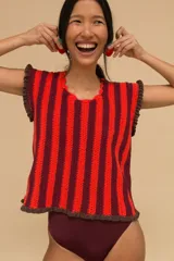 Top tejido a crochet a rayas verticales color azul marino y blanco, con volados en los bordes.