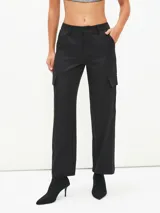 Pantalón negro de corte recto con bolsillos cargo laterales y tiro alto.