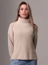 Sweater color beige de tejido de punto grueso con cuello alto y corte relajado.