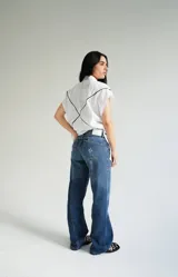 Pantalón de jean gris oscuro de corte recto, tiro medio y largo. Diseño con costuras verticales y lavado con sobreteñido.