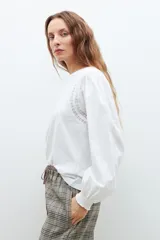 Remera verde inglés con mangas largas de popelina.