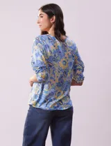 Blusa de modal estampado con flores en tonos azul y amarillo, marca Ruby Rd. Manga ¾ con terminación anudada.