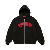 Campera negra con capucha y cierre frontal, con logo 'Supreme' en rojo en el pecho. Tiene bolsillos tipo canguro y forro térmico.