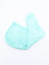 Toalla turbante de microfibra color gris claro, ideal para secar el pelo rápidamente.