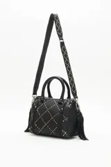 Cartera negra de cuero vacuno con correa desmontable, doble asa corta y cierre superior. Diseño matelassé con tachas metálicas plateadas y doradas en el frente y laterales con cierre.