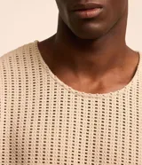 Musculosa color beige de algodón y poliéster con textura rendada y cuello redondo.