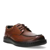 Zapato acordonado de cuero color marrón con suela negra.