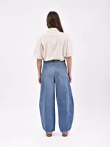 Pantalón de jean celeste de corte ancho con refuerzos en las rodillas.