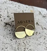 Par de aros colgantes plateados con forma de medio círculo.