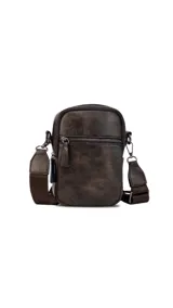 Bandolera morral color negro con cierre metálico principal y cierre frontal. Cuenta con una correa de galón gruesa y ajustable.