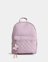 Mochila lila de cuerina con efecto acolchado y colgante de mariposa. Tiene correas regulables, manija superior, acceso con cierre superior y bolsillo frontal con cierre y tirador de goma en forma de mariposa.