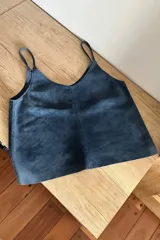 Musculosa azul de antílope con tajos laterales y breteles finos.