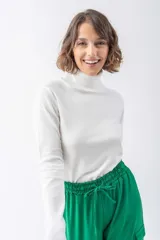 Sweater blanco de cuello alto.