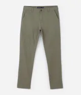Pantalón de vestir color marrón, de corte recto, con bolsillos laterales y traseros. Se ajusta a la cintura con cinturón de cuero marrón.