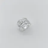 Anillo ancho de plata 925 satinada con cuatro circonias engarzadas.