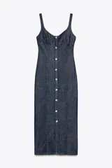 Vestido midi de denim azul oscuro, con tirantes anchos ajustables, escote redondo y falsos botones delanteros.