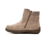 Bota corta color beige, con cierre lateral y detalle de tejido de punto en el tobillo.