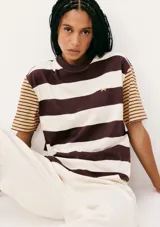 Camiseta de mangas cortas con cuello redondo, a rayas horizontales color marrón y celeste, con logo bordado en el pecho.