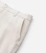 Pantalón skinny de sarga color gris, con cierre de botón y cremallera, cintura con trabillas y bolsillos.