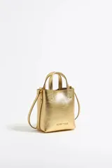 Bolso de mano mini color dorado, con cierre a presión, doble asa y asa ajustable.