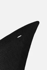 Pañoleta triangular de punto color negro, tejida en hilatura de algodón.