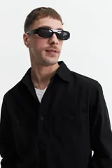 Sobrecamisa color marrón claro de twill de algodón, con cuello clásico, cierre frontal con botones a tono, dos bolsillos de parche con solapa abotonada en el pecho y mangas largas con puños abotonados.
