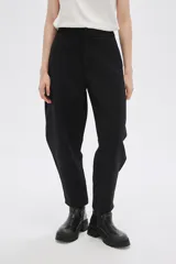 Pantalón negro de poliéster, tiro alto, corte amplio tipo barrel y bolsillos laterales.