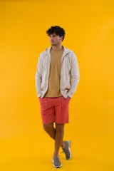 Bermuda de algodón color rosado, de corte clásico y diseño liso.