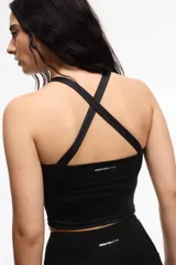 Top deportivo color rosa con espalda baja y copas removibles.