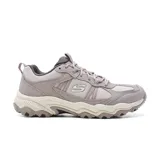 Championes de trail Skechers Stamina AT color gris y lila con cordones, capellada de cuero sintético y malla, plantilla Skechers Memory Foam, entresuela con absorción de impactos y suela de alta tracción.