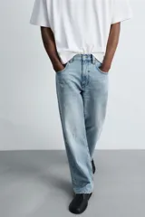 Pantalón de jean celeste de corte amplio, con efecto lavado y roturas.