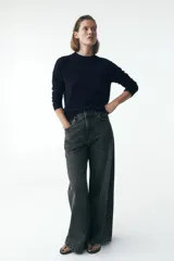 Pantalón de jean azul de corte ancho, tiro alto y efecto lavado.
