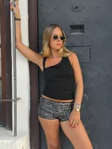 Top negro asimétrico con un solo tirante ancho y corte ajustado.