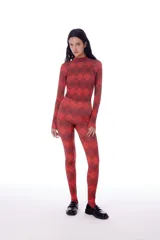 Polera de lycra roja con estampado de rombos negros, cuello alto y mangas largas.