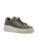 Sneaker Adelaida de cuero graneado color verde oliva, con cordones de algodón y suela elevada color crema.