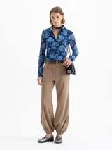 Pantalón Victoria gris confeccionado en lanilla con fit amplio y cómodo. Cuenta con bolsillos ocultos en el delantero y bolsillos ojal en la parte trasera. Presenta presillas y ajuste en los tobillos mediante elástico, que aporta una silueta relajada y caída.