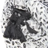Pashmina rectangular de gasa sintética liviana, con estampado abstracto en tonos grises y negros, y terminación con flecos.