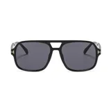 Gafas de sol unisex con montura cuadrada negra y lentes grises.