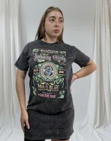 Remerón negro con efecto gastado, cuello redondo y mangas cortas. Estampado frontal con la imagen de Johnny Cash y texto 'The Man in Black'.