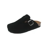 Zueco negro de cuero sintético con plantilla anatómica de corcho y hebilla metálica ajustable.