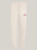 Pantalón de jogging color beige, de corte holgado, con cintura elástica ajustable con cordón y logo bordado en rojo.