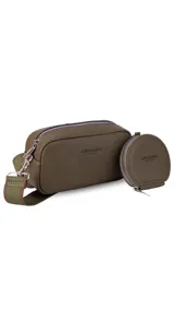 Bandolera pequeña color negro, de material símil cuero, con forma rectangular y cierre superior. Incluye un monedero redondo desmontable con cierre, ambos con logo grabado en blanco. La correa es ancha y de tela con diseño a rayas en blanco y negro.